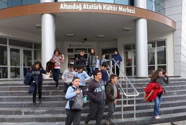 En &Ccedil;ok İlacı Topladılar Tiyatro &Ouml;d&uuml;l&uuml; Kazandılar 3