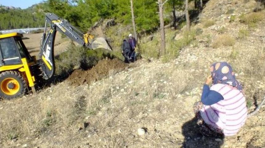 Koyunlarının G&ouml;m&uuml;lmesini G&ouml;zyaşlarıyla Izledi