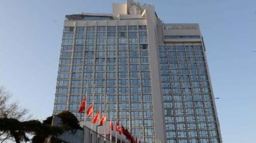 Bezmi Alem Valide Sultan Camii'nin Tavan Sıvaları D&ouml;k&uuml;ld&uuml;, Camları Kırıldı