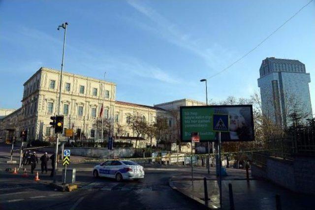 Bezmi Alem Valide Sultan Camii'nin Tavan Sıvaları Döküldü, Camları Kırıldı