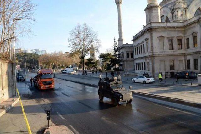 Bezmi Alem Valide Sultan Camii'nin Tavan Sıvaları Döküldü, Camları Kırıldı