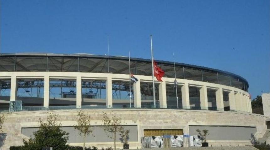 Bir G&uuml;nl&uuml;k Milli Yas İlan Edilmesinin Ardından İstanbul&rsquo;da Bayraklar Yarıya İndirildi