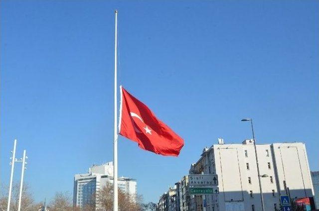 Bir G&uuml;nl&uuml;k Milli Yas İlan Edilmesinin Ardından İstanbul&rsquo;da Bayraklar Yarıya İndirildi 1