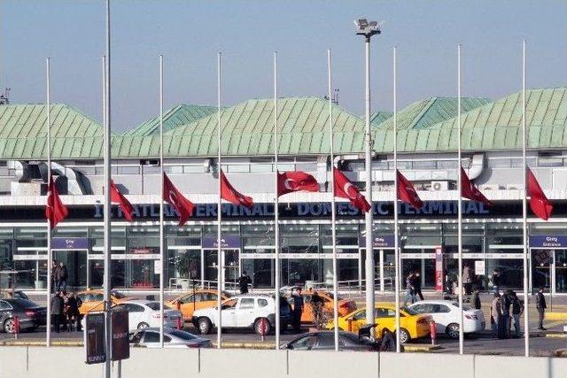 Bir G&uuml;nl&uuml;k Milli Yas İlan Edilmesinin Ardından İstanbul&rsquo;da Bayraklar Yarıya İndirildi 2