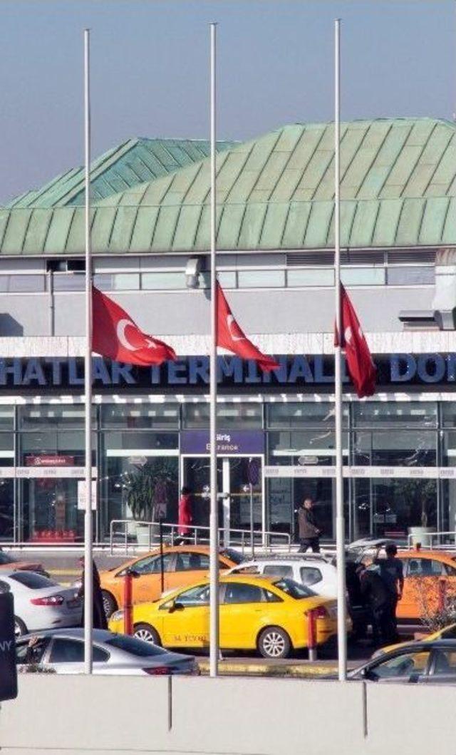 Bir G&uuml;nl&uuml;k Milli Yas İlan Edilmesinin Ardından İstanbul&rsquo;da Bayraklar Yarıya İndirildi 3