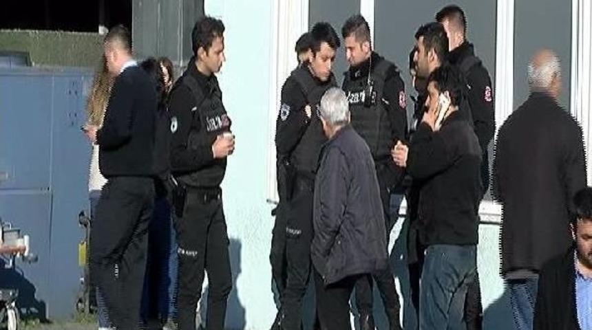 Yaralı Yakınlarının Hastane &Ouml;n&uuml;nde Bekleyişi S&uuml;r&uuml;yor