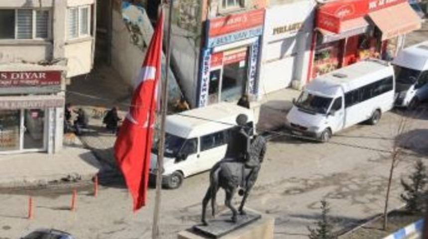 Hakkari&rsquo;de Bayraklar Yarıya İndirildi
