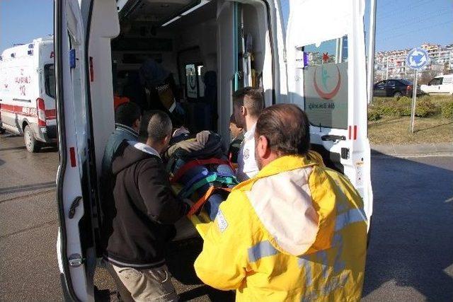 Kavşakta Durmayan Otomobile Otobüs Çarptı: 2 Yaralı