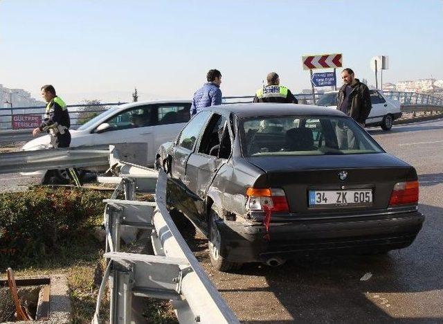 Kavşakta Durmayan Otomobile Otobüs Çarptı: 2 Yaralı