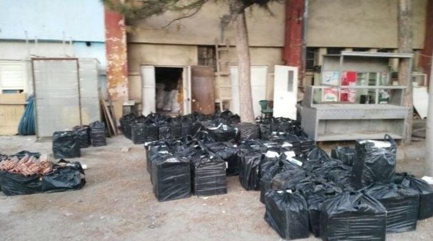 Ev Eşyalarının Arasına 58 Bin Paket Ka&ccedil;ak Sigara Gizlediler