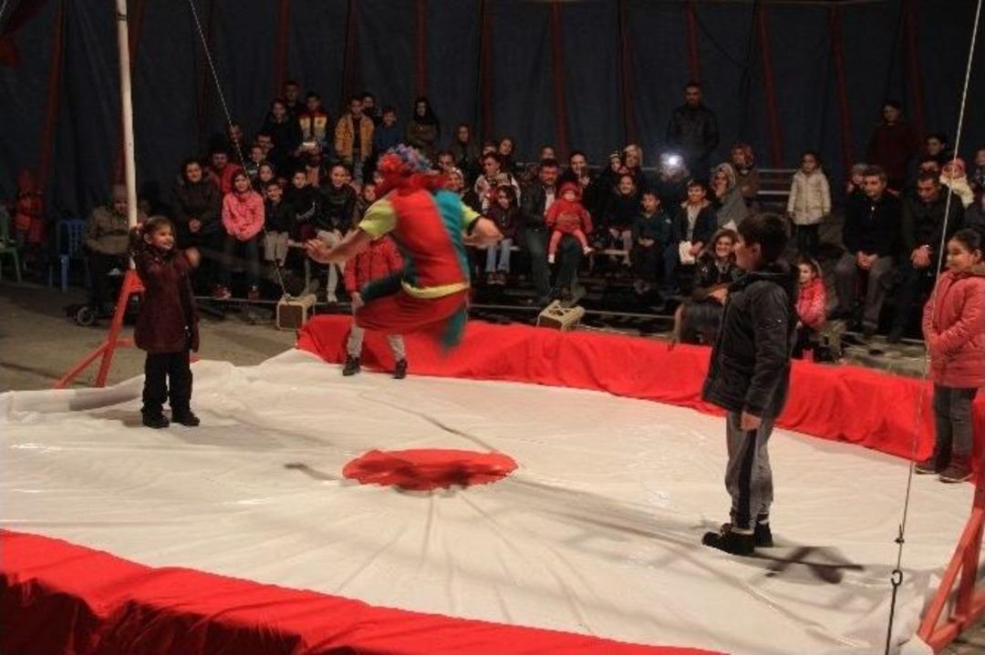 T&uuml;rkiye&rsquo;nin İlk Sirkinden Edremit&rsquo;te Muhteşem Bir G&ouml;steri