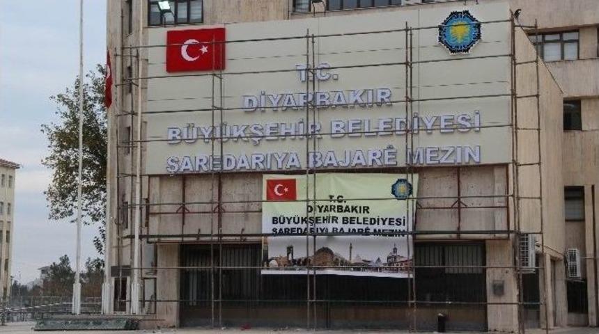Diyarbakır B&uuml;y&uuml;kşehir Belediyesi&rsquo;ne Yeni Tabela Asıldı