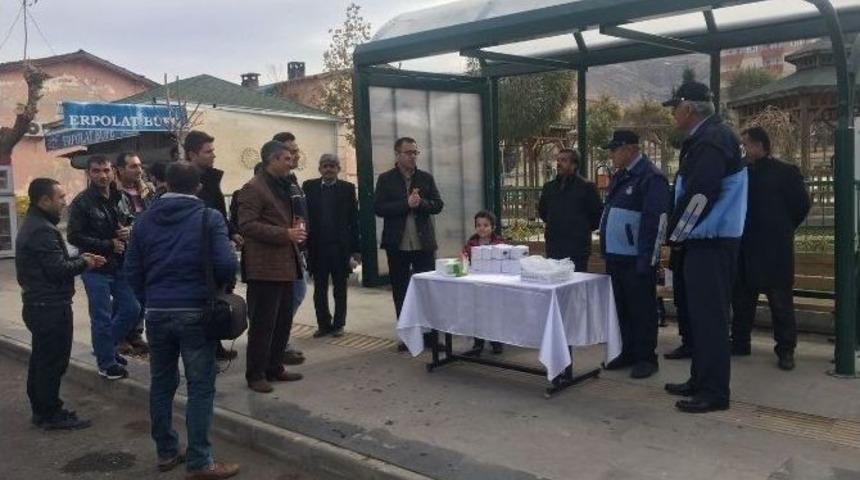 Gerc&uuml;ş Belediyesi Kandil Lokumu Dağıttı