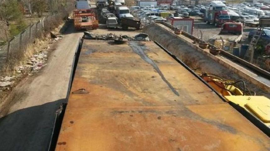 &Ccedil;alınan Petrol&uuml; Taşıyan Kamyon Lastiklerine Ateş Edilerek Durduruldu