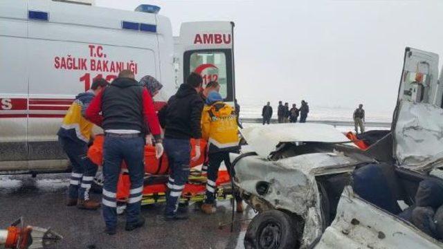 Muş'ta Tır'ın Altına Giren Otomobilde 2 Kişi Öldü