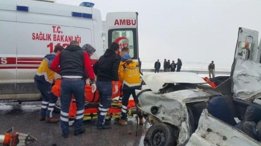 Muş'ta Tır'ın Altına Giren Otomobilde 2 Kişi &Ouml;ld&uuml;