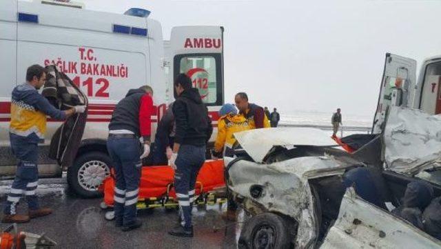 Muş'ta Tır'ın Altına Giren Otomobilde 2 Kişi Öldü