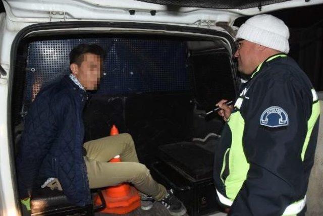 16 Yaşındaki Alkoll&uuml; S&uuml;r&uuml;c&uuml; Polisten Ka&ccedil;tı, 3 Araca &Ccedil;arptı 2