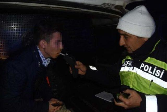 16 Yaşındaki Alkoll&uuml; S&uuml;r&uuml;c&uuml; Polisten Ka&ccedil;tı, 3 Araca &Ccedil;arptı 3