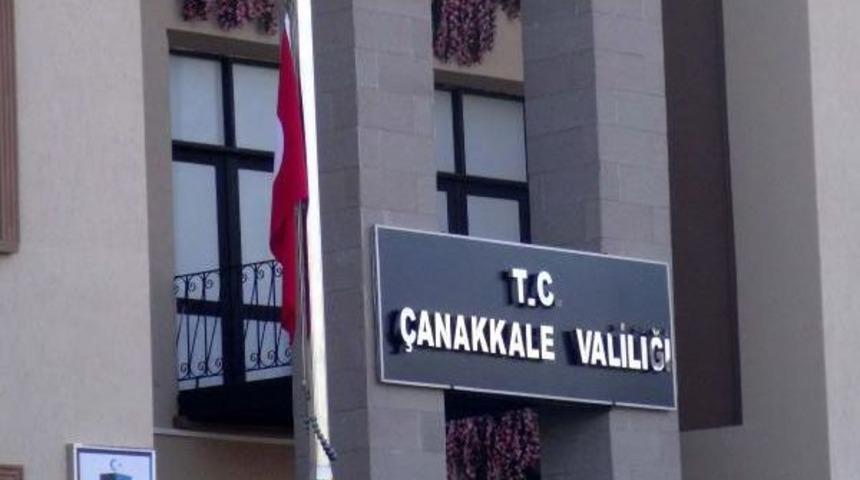 &Ccedil;anakkale'de Bayraklar Yarıya Indi