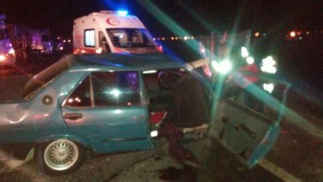Ata &Ccedil;arpan Kamyonete Otomobil &Ccedil;arptı: 5 Yaralı 1