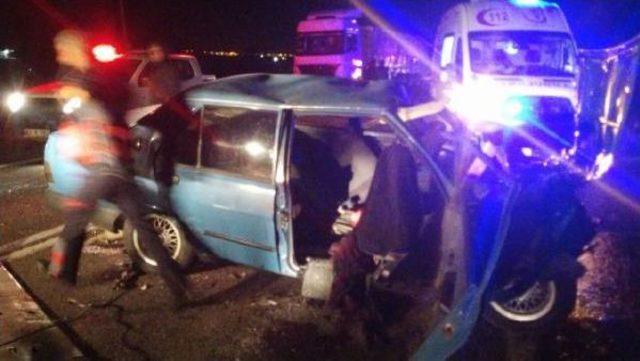 Ata &Ccedil;arpan Kamyonete Otomobil &Ccedil;arptı: 5 Yaralı 3