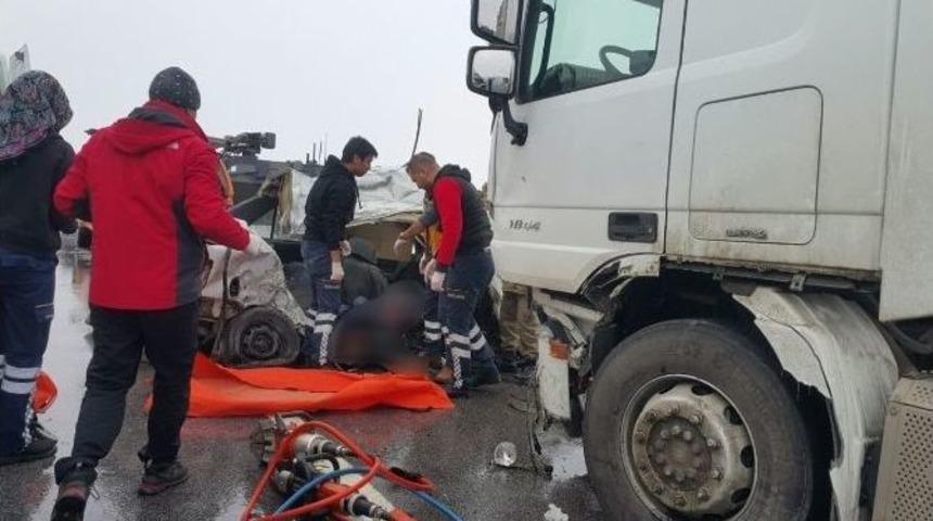 Muş&rsquo;ta Otomobil İle Tır &Ccedil;arpıştı: 3 &Ouml;l&uuml;