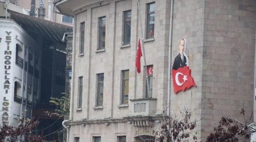 Giresun&rsquo;da Bayraklar Yarıya İndirildi