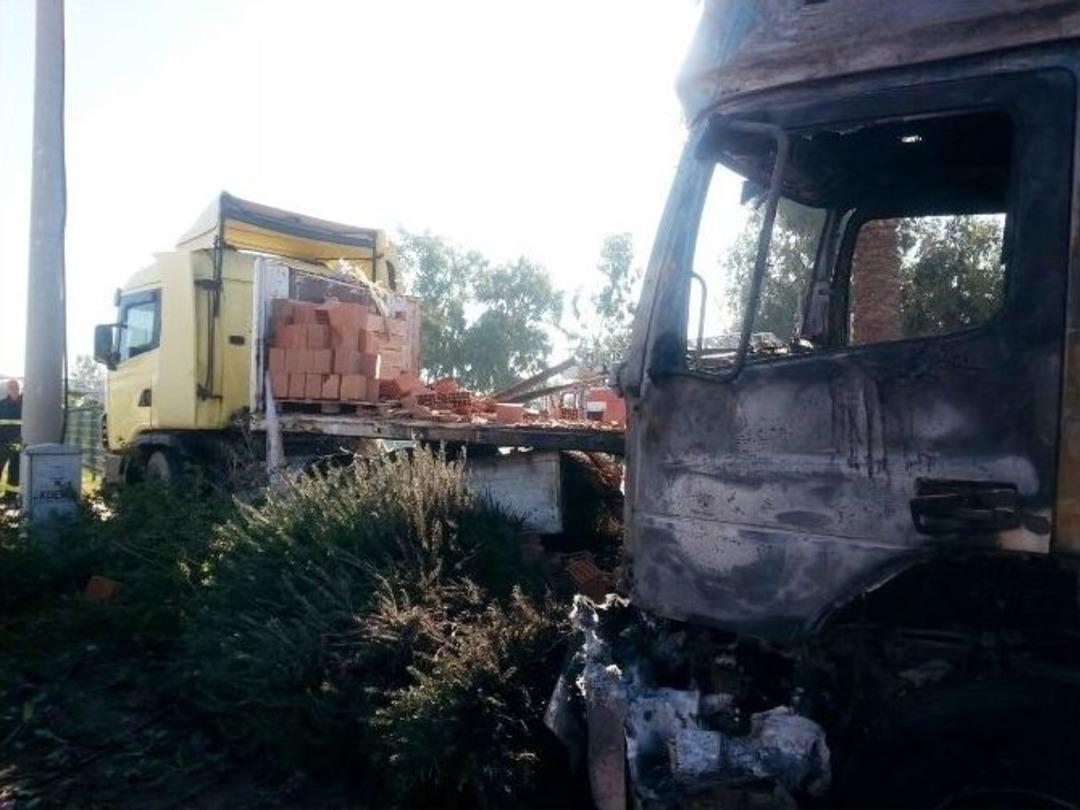 Alanya&rsquo;da İki Tır Kafa Kafaya &Ccedil;arpıştı