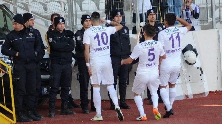 Futbolcu Gol Sevincini Polis Memurlarına Selam Durup, Sarılarak G&ouml;sterdi