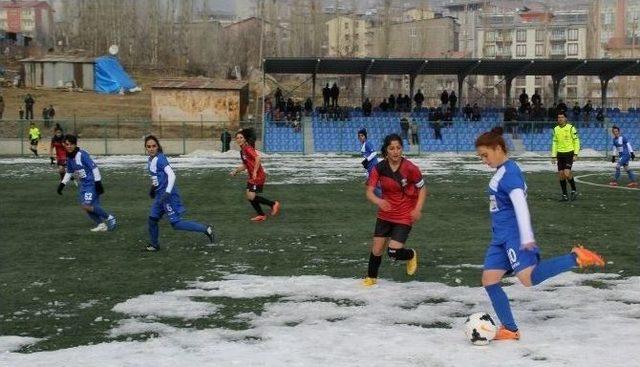 Kadın Futbolculardan Şehitlere Saygı