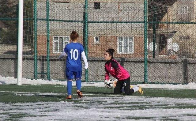 Kadın Futbolculardan Şehitlere Saygı