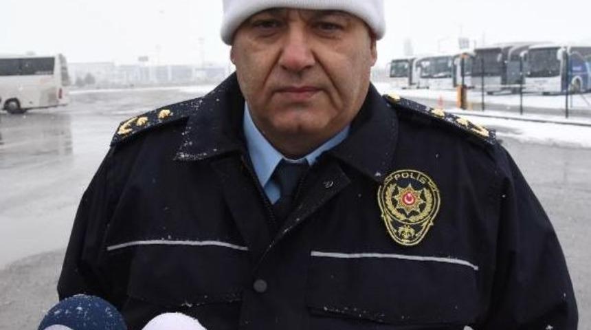 Sivas'ta Yolcu Otob&uuml;slerine Kış Lastiği Denetimi