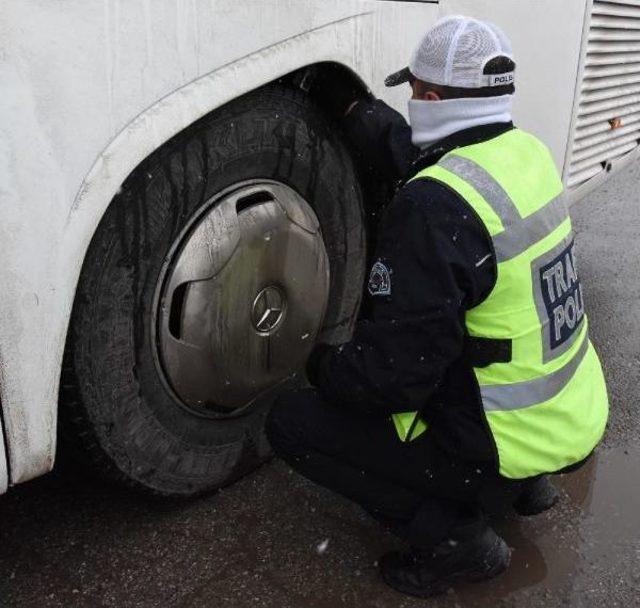Sivas ta Yolcu Otobüslerine Kış Lastiği Denetimi 1