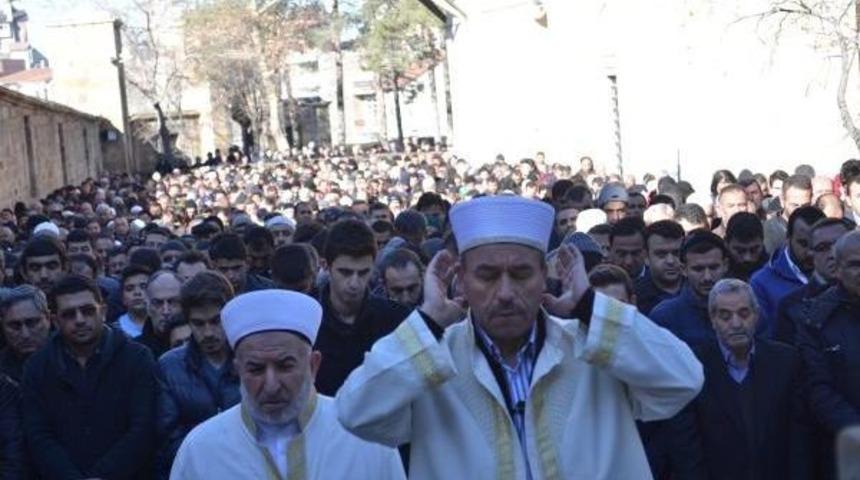 Ter&ouml;r Saldırısında Hayatını Kaybeden Şehitler I&ccedil;in Cenaze Namazı Kılındı