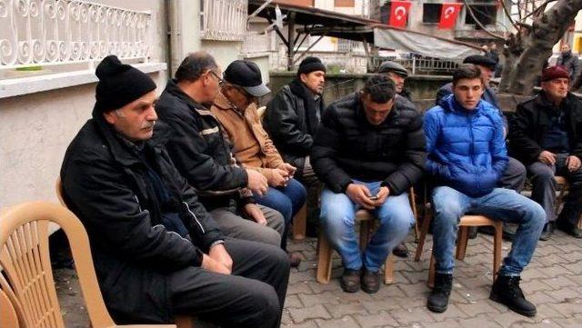 Şehit Babası Taziyeleri Kabul Etti 1