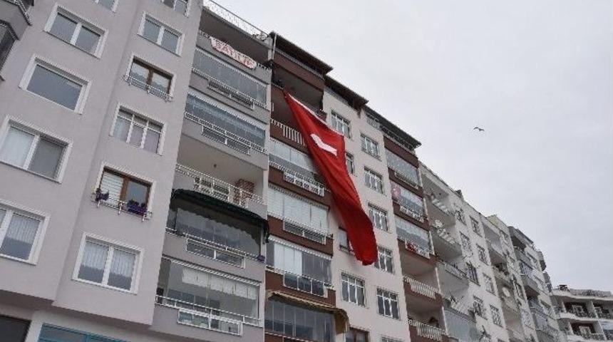 Patlamada Ölen Berkay’ın Evine Dev Türk Bayrağı Asıldı