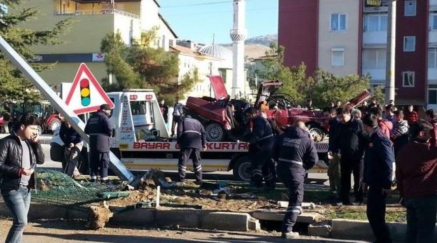 Direğe &Ccedil;arpan Otomobil İkiye Ayrıldı: 3 Yaralı