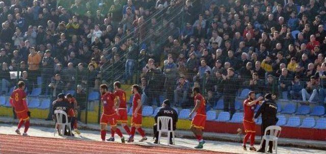 Gol Atınca Sevinçlerini Polislerle Paylaştılar