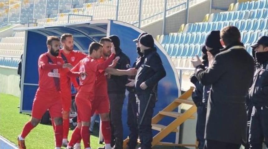 Gol Sevincinde &Ccedil;evik Kuvvet Polislerine Koştular