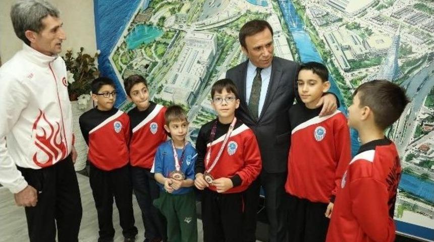 Şampiyonlardan Gen&ccedil;&rsquo;e Ziyaret