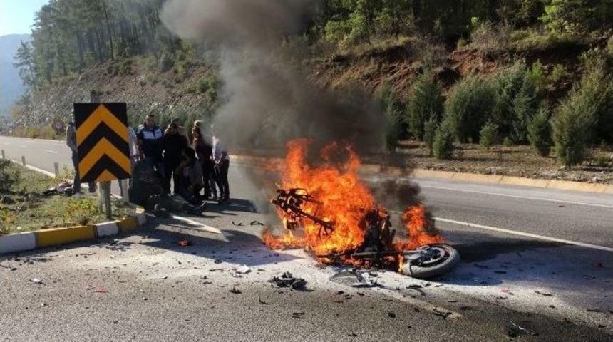 Kamyonetle &Ccedil;arpışan Motosiklet Alev Alev Yandı: 1 Yaralı