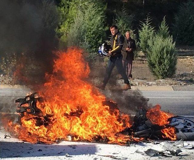 Kamyonetle Çarpışan Motosiklet Alev Alev Yandı: 1 Yaralı