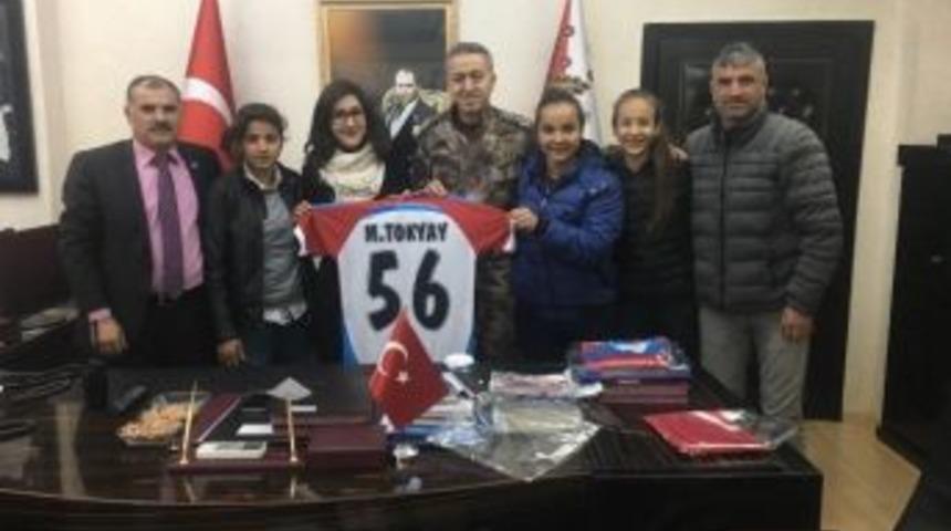 Emniyet M&uuml;d&uuml;r&uuml; Tokyay&rsquo;a Forma Hediye Ettiler