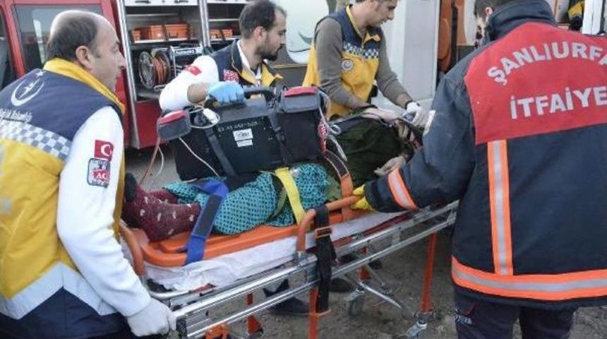 Siverek'te Kamyon Ile Otomobil &Ccedil;arpıştı: 1 &Ouml;l&uuml;, 4 Yaralı