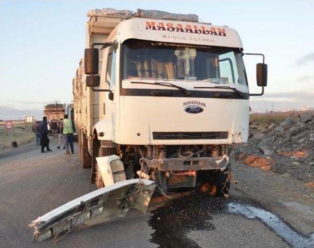 Siverek'te Kamyon Ile Otomobil Çarpıştı: 1 Ölü, 4 Yaralı