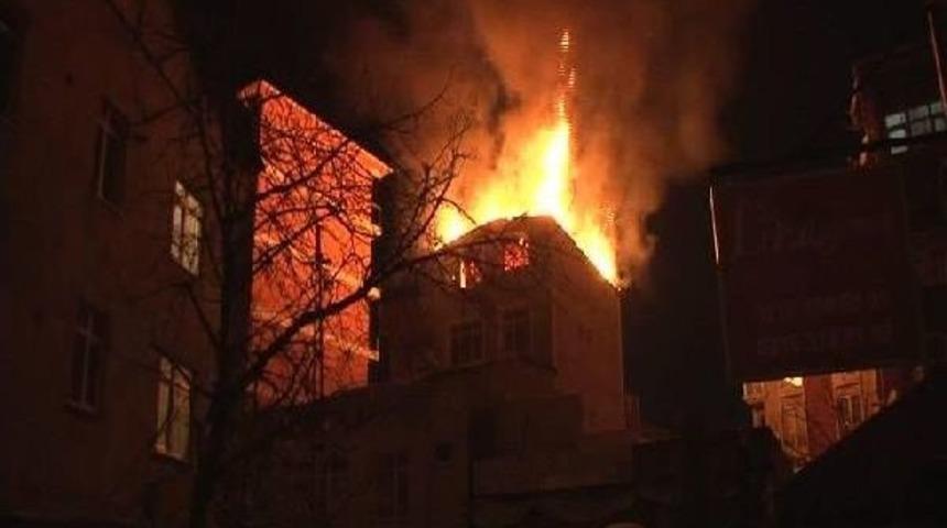 &Uuml;mraniye'de Bir Binanın &Ccedil;atı Katı Alev Alev Yandı