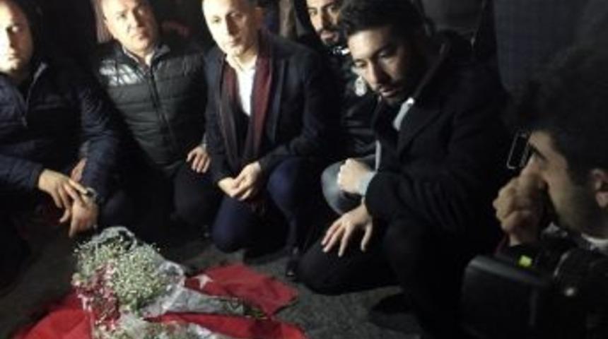 Trabzonspor Kul&uuml;b&uuml; Patlamanın Olduğu Yere Karanfil Bıraktı