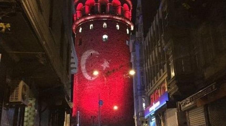 15 Temmuz Şehitler K&ouml;pr&uuml;s&uuml; Ve Galata Kulesi&rsquo;ne Ter&ouml;re Tepki İ&ccedil;in T&uuml;rk Bayrağı Yansıtıldı