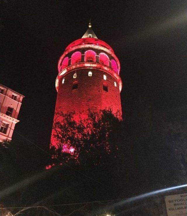 15 Temmuz Şehitler Köprüsü Ve Galata Kulesi’ne Teröre Tepki İçin Türk Bayrağı Yansıtıldı